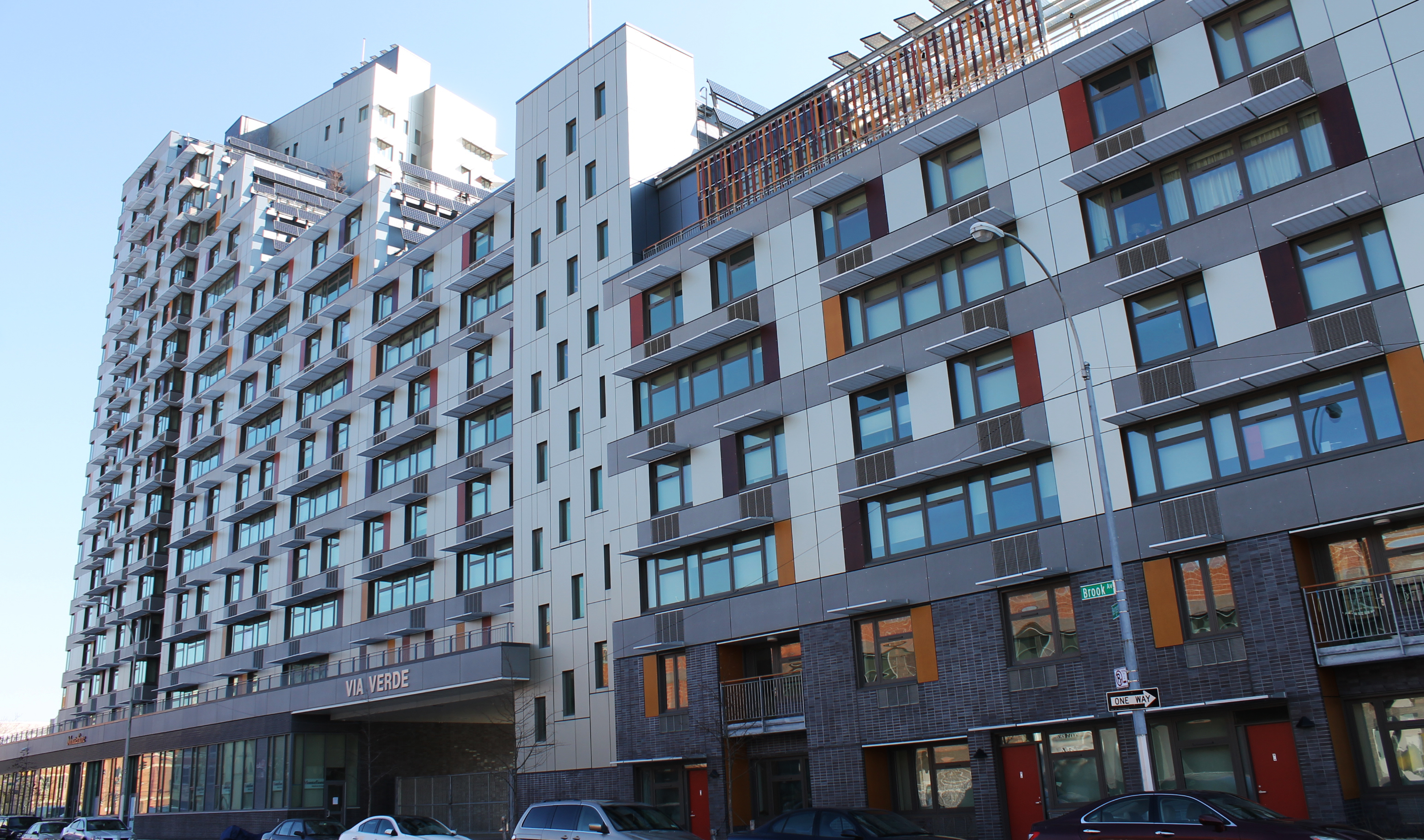  /><span>Via Verda (or “green way” in Spanish) is a mixed-income housing development in New York City; the name is a reference to its green roofs. Located in the South Bronx, approximately two thirds of the units are affordable for low-income households with the other third for middle-income. The site is just blocks from a subway station and is served by multiple bus routes. (Photo: Jules Antonio, <a href=